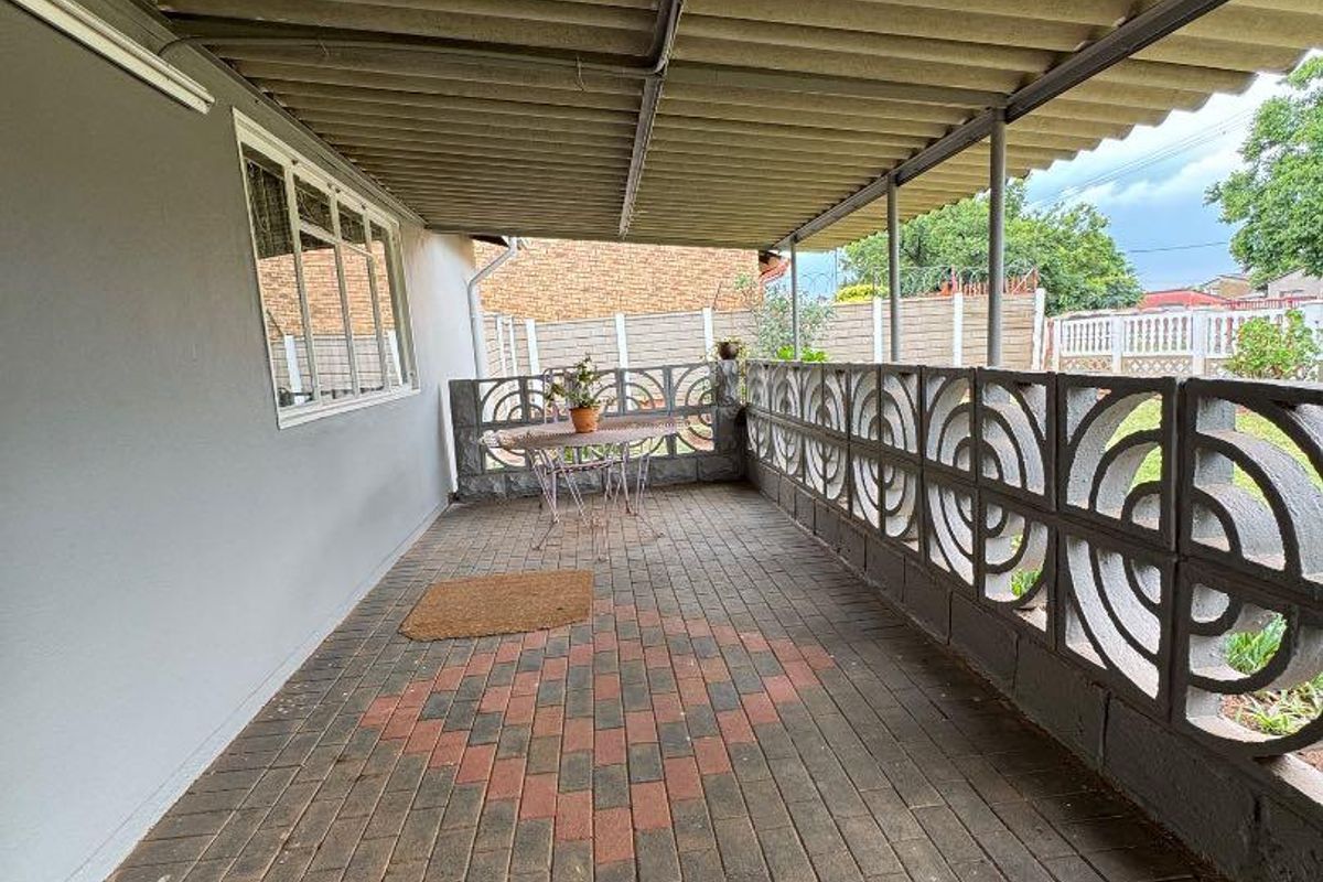 "Ideal Family Haven Near Schools & Shops - Don't Miss Out!" - Photo 3