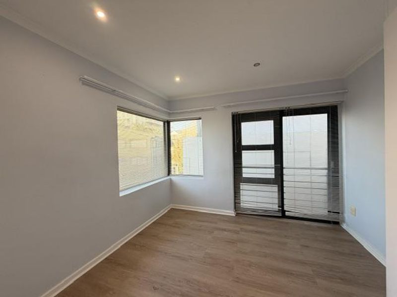 2 Beds, 2 bathrooms UNFURNISHED apartment with 2 parking bays, juliette balcony - Photo 7