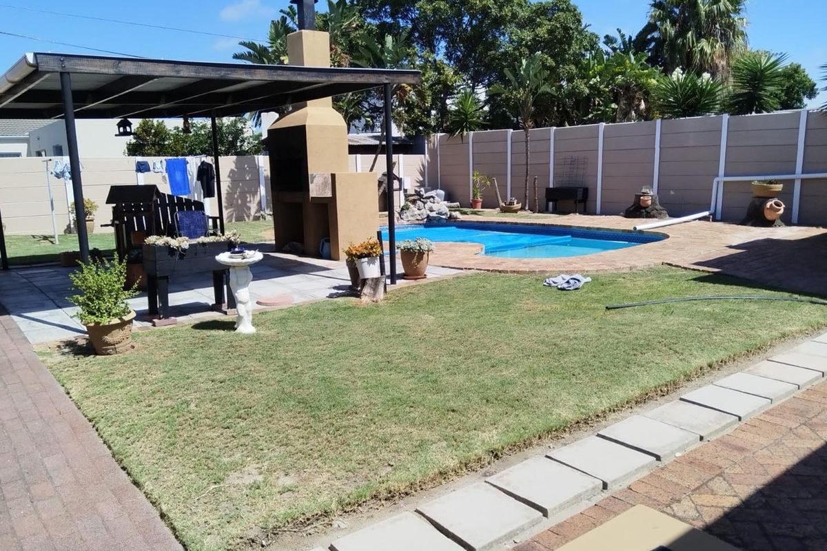 4 Bedroom House For Sale in Bothasig - Photo 3