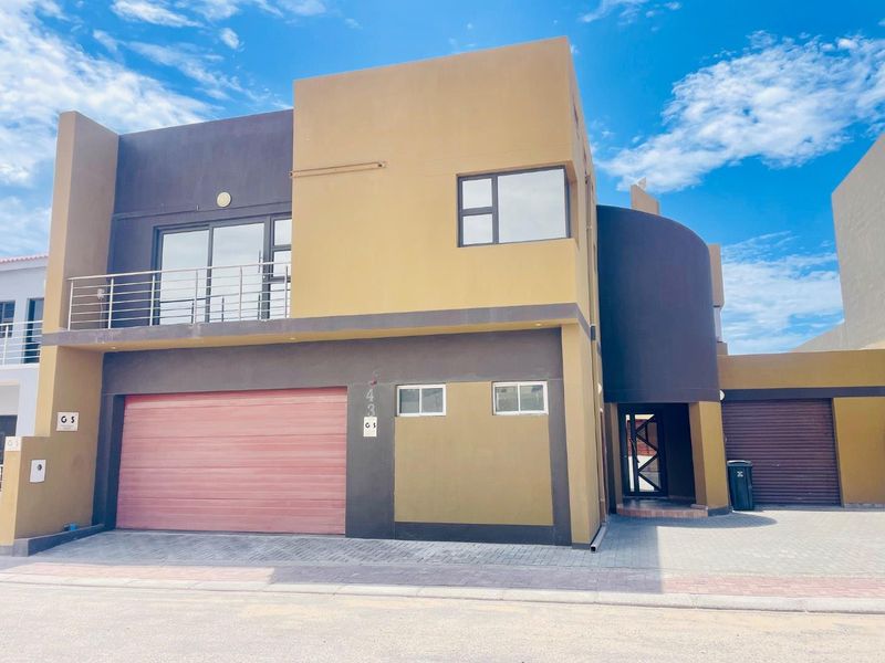 Beautiful 4 Bedroom Double-Storey house🏠 for sale in Langstrand. - Photo 2