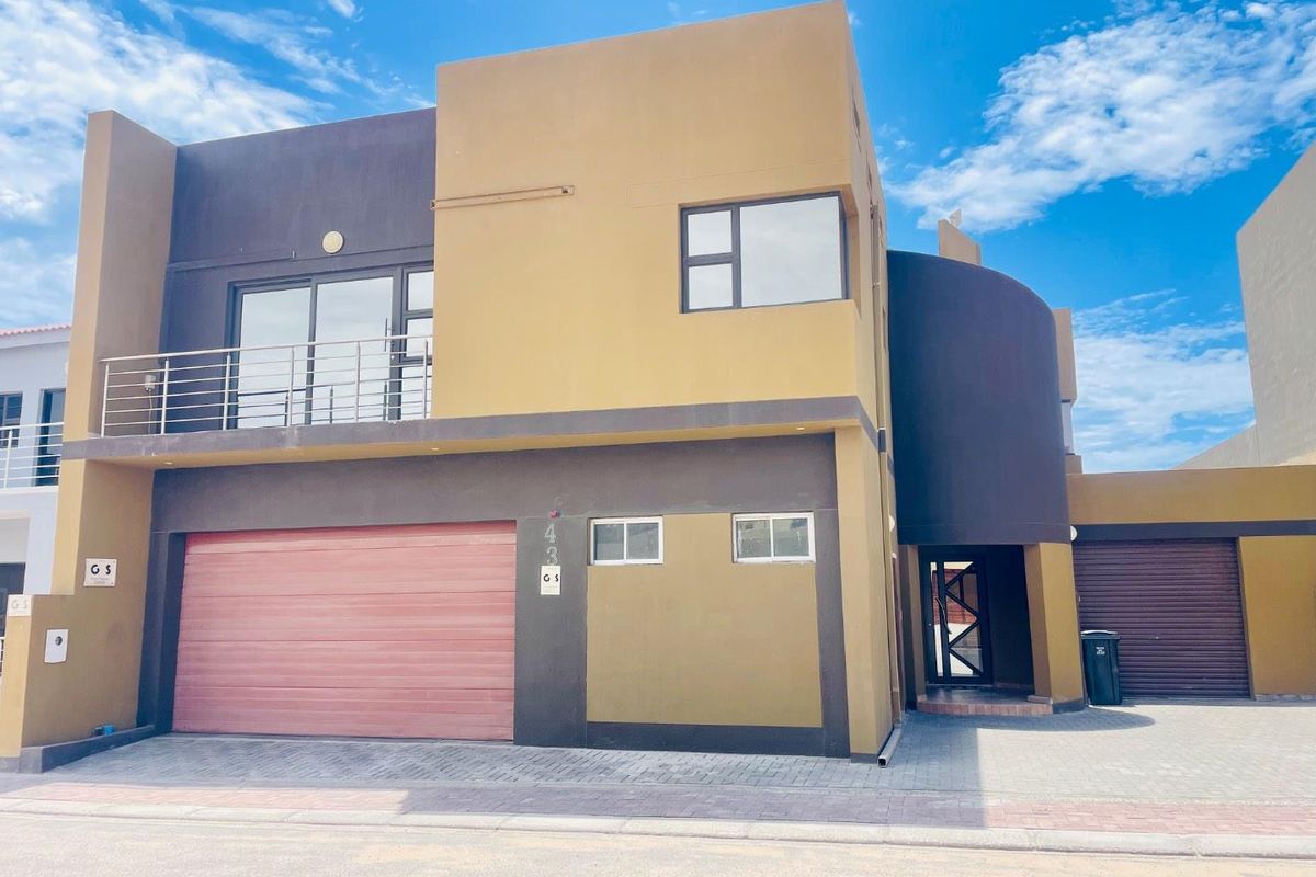 Beautiful 4 Bedroom Double-Storey house🏠 for sale in Langstrand. - Photo 2