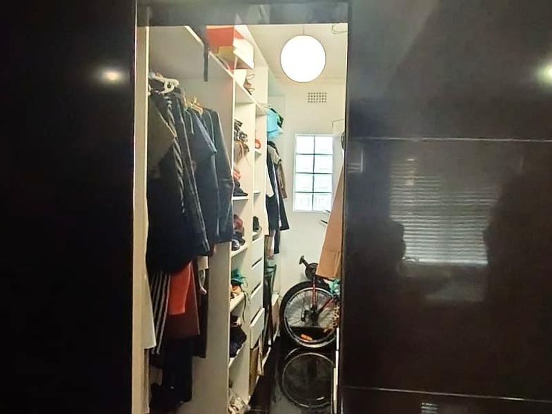 Bedroom in fully furnished shared house available for rent. - Photo 5
