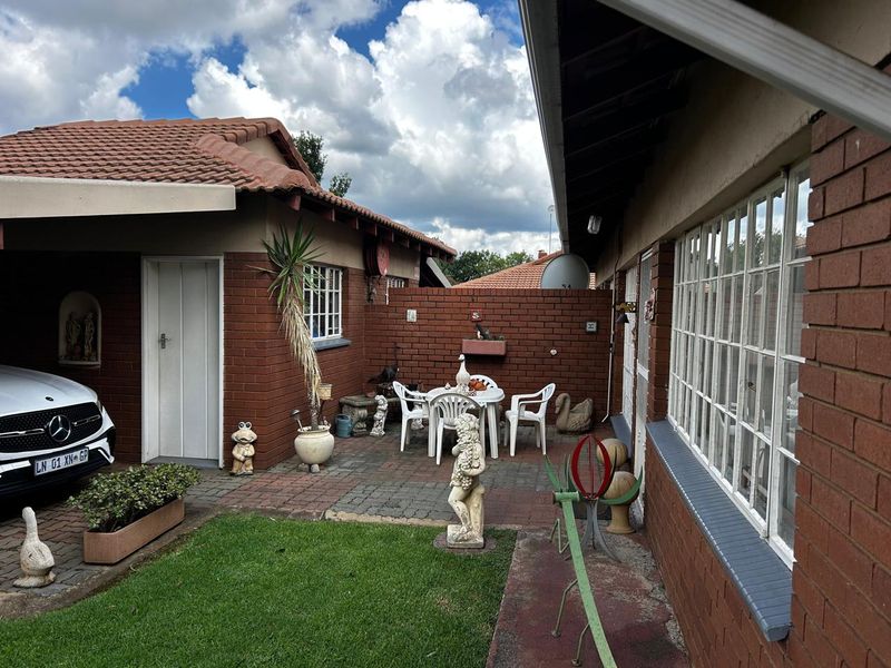 Lovely 2 Bedroom Simplex in a sought after Retirement Village - Photo 5