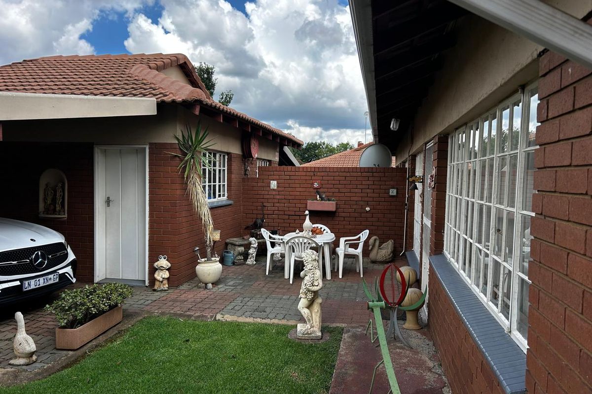 Lovely 2 Bedroom Simplex in a sought after Retirement Village - Photo 5