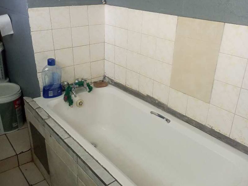 A spacious 1,5 bedroom apartment in Pretoria West is now for sale. - Photo 8