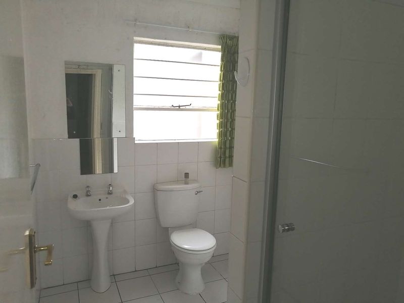 Lovely Unfurnished Unit in sought after Complex in Morningside - Photo 5