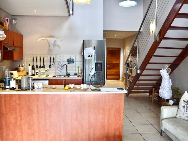 STUNNING DOUBLE VOLUME LOFT APARTMENT IN CRAIGHALL PARK - Photo 2