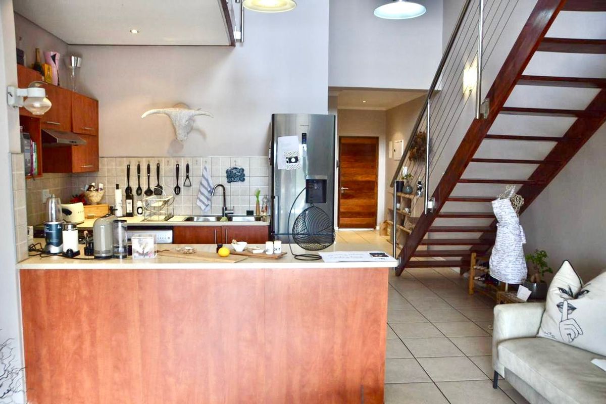 STUNNING DOUBLE VOLUME LOFT APARTMENT IN CRAIGHALL PARK - Photo 2