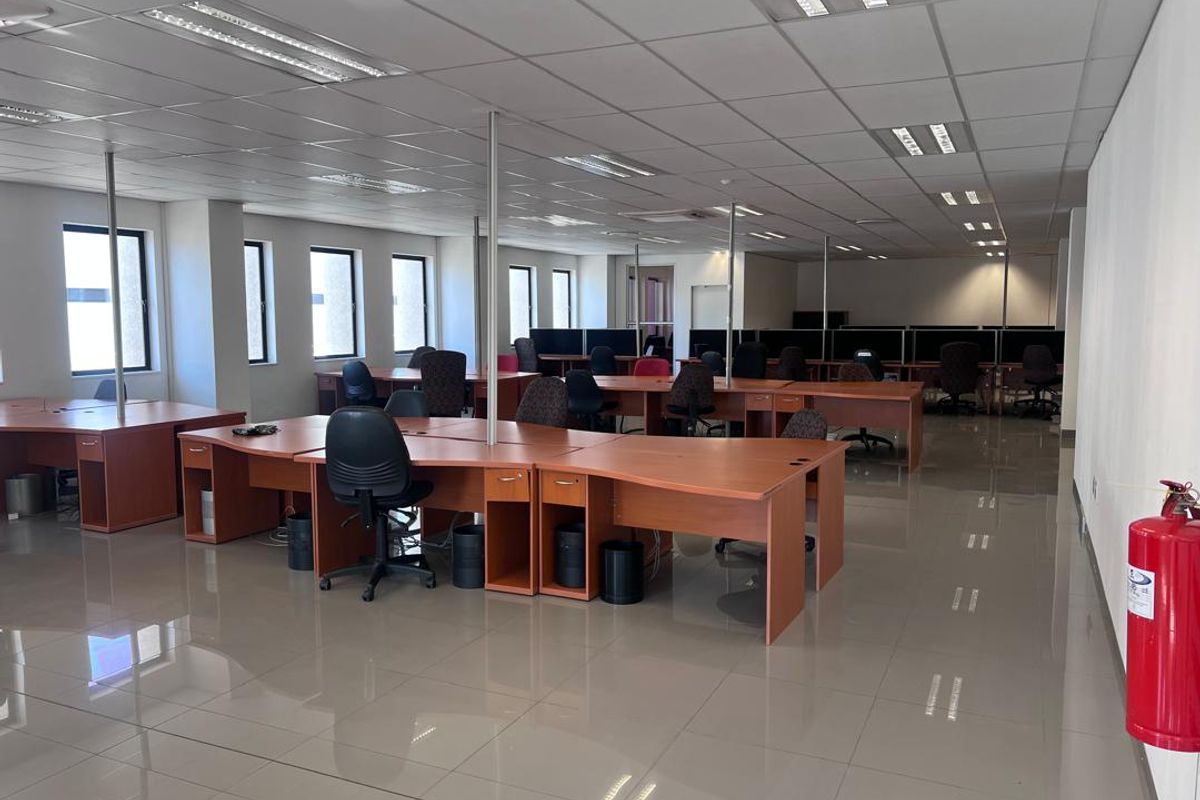 OFFICE TO LET - Photo 2