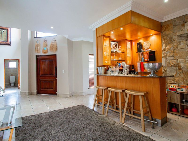 Elegant Cluster Home with Solar Power - Photo 5