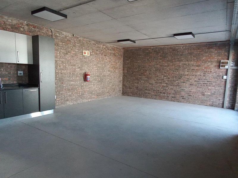 New and popular development - Double storey unit with good natural light! - Photo 4