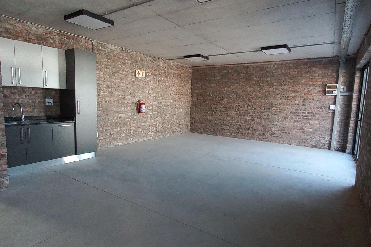New and popular development - Double storey unit with good natural light! - Photo 4