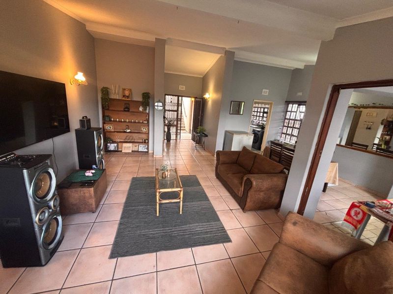 Charming 3 Bedroom Home with Pool & Pet-Friendly Garden in Moseley Park, Pinetown - Photo 9