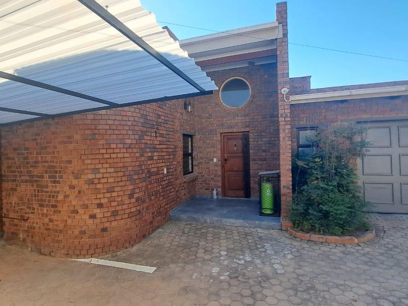 3 Bedroom 2 Bathroom - Photo 4