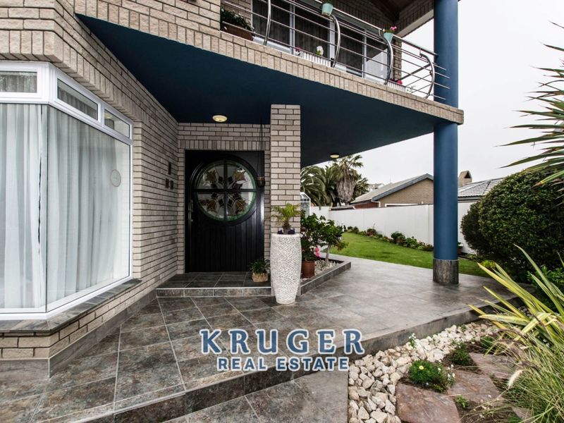 4-BEDROOM DOUBLE STOREY HOUSE WITH SWIMMING POOL - Photo 3