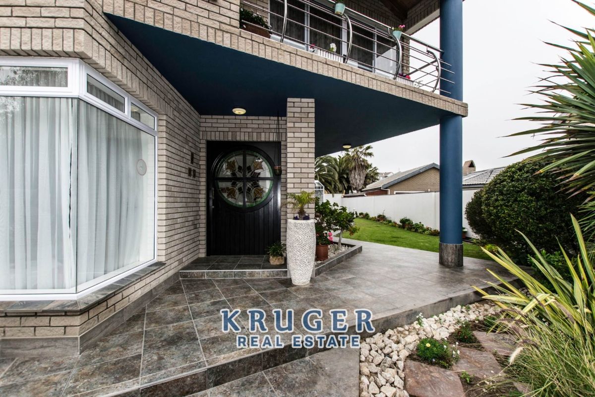 4-BEDROOM DOUBLE STOREY HOUSE WITH SWIMMING POOL - Photo 3