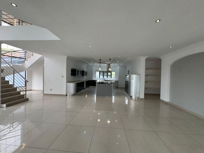 5 Bedroom spacious double storey to Rent in Thatchfield - Photo 9