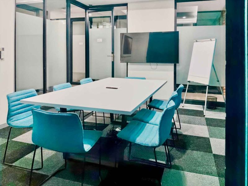 Fully serviced private office space for you and your team in Regus Beethoven St - Photo 6