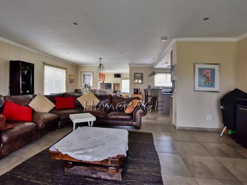 Lagoon, Walvis Bay:  Upmarket 3 Bedr Home with 2 Bedr flat is for Sale - Photo 5
