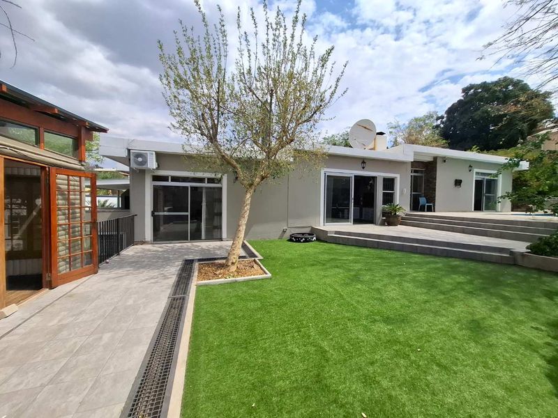 Elegant Family Home in Eros with Expansive Views - Photo 4