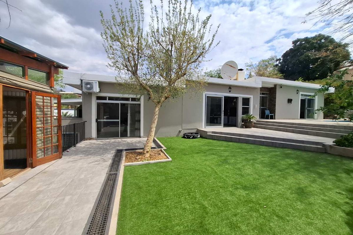 Elegant Family Home in Eros with Expansive Views - Photo 4