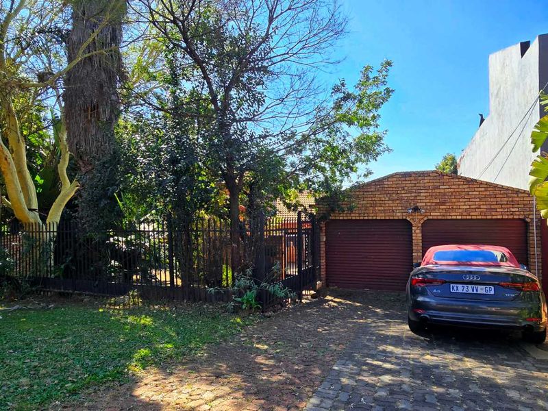 Secure, Spacious 5-Bedroom Home with 2 Flatlets, Garden, Pool & More - Photo 1