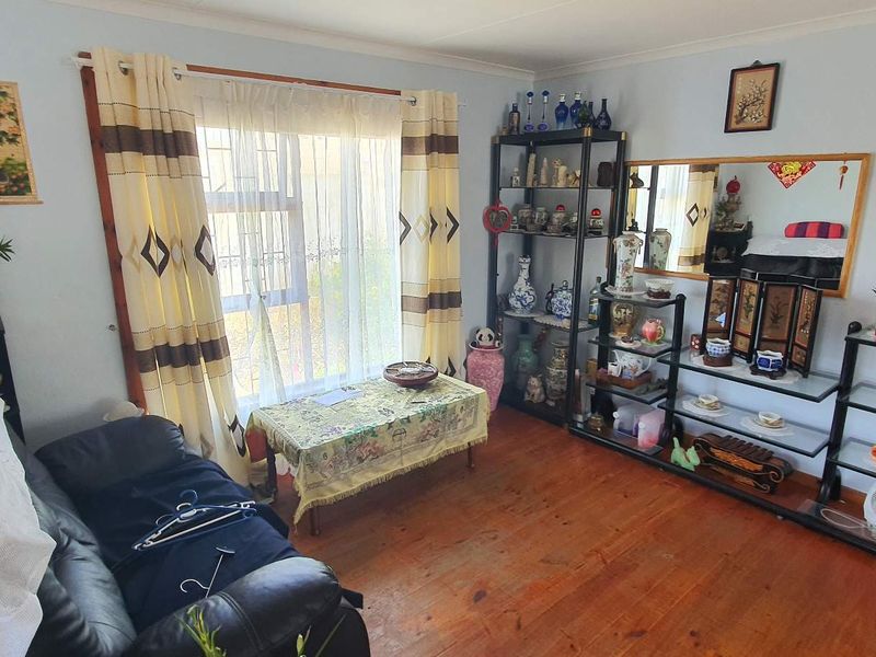 Charming 2-Bedroom Residence with Separate Flatlet and Stunning Valley Views - Photo 5