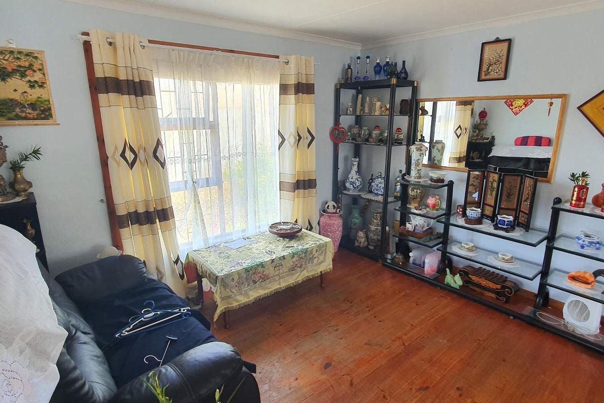 Charming 2-Bedroom Residence with Separate Flatlet and Stunning Valley Views - Photo 5