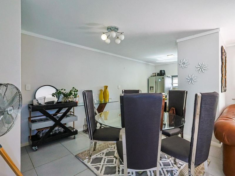 Spacious 2-Bedroom, 2-Bathroom Duplex in Equestria - Photo 7