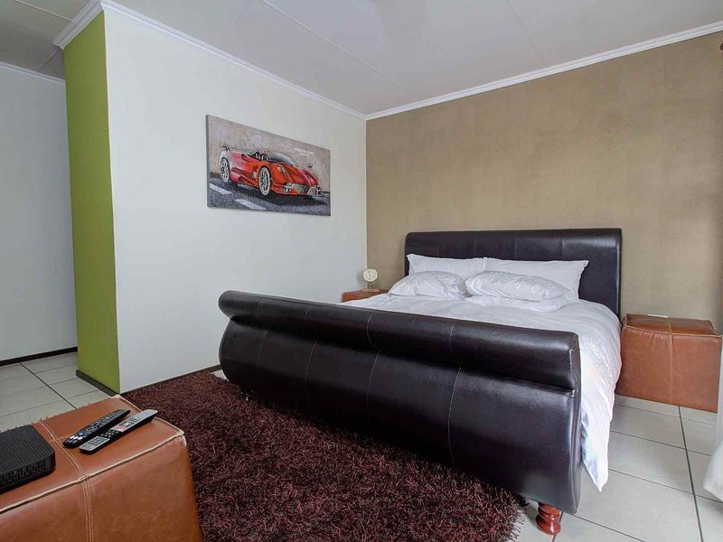 Unwind in Luxury: Modern Home with Private Patio & Garden! - Photo 8