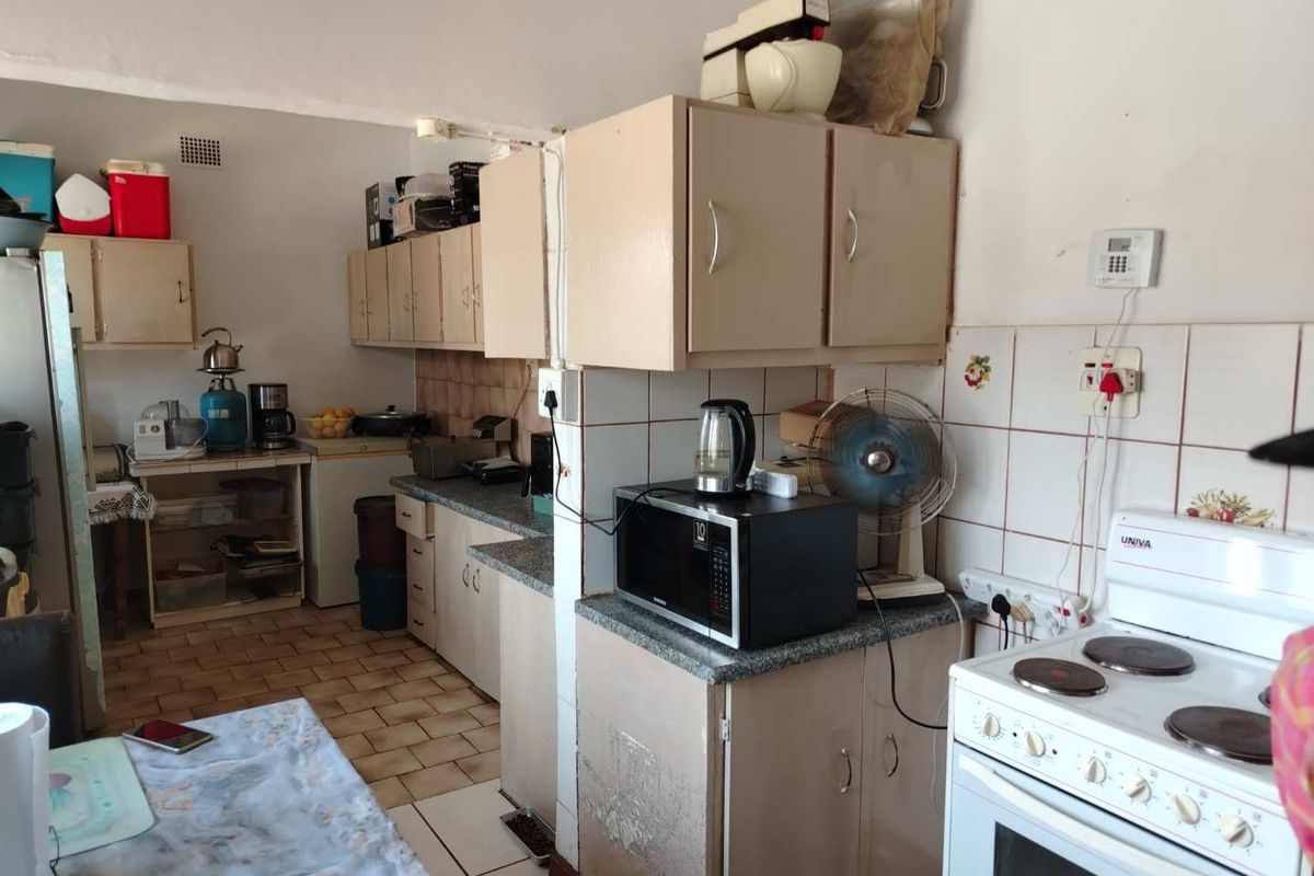 Well Located family house - Photo 3