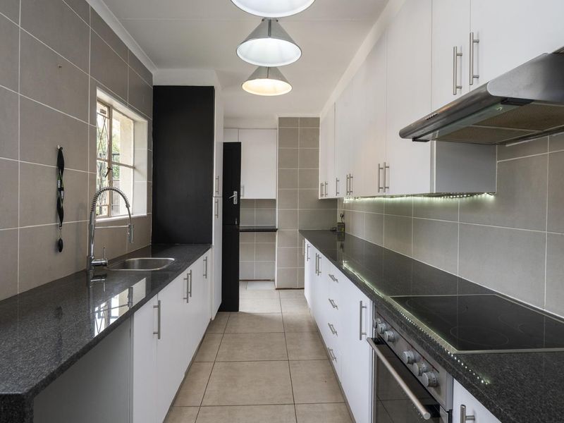 URGENT SALE.  Immaculate 3 bedroomed home with a exquisite spacious 2 bedroomed Flat/Second dwelling - Photo 9