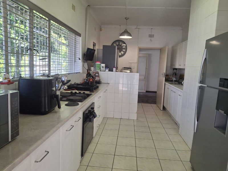 A BEAUTIFULLY MAINTAINED FOUR BEDROOM HOUSE - Photo 7