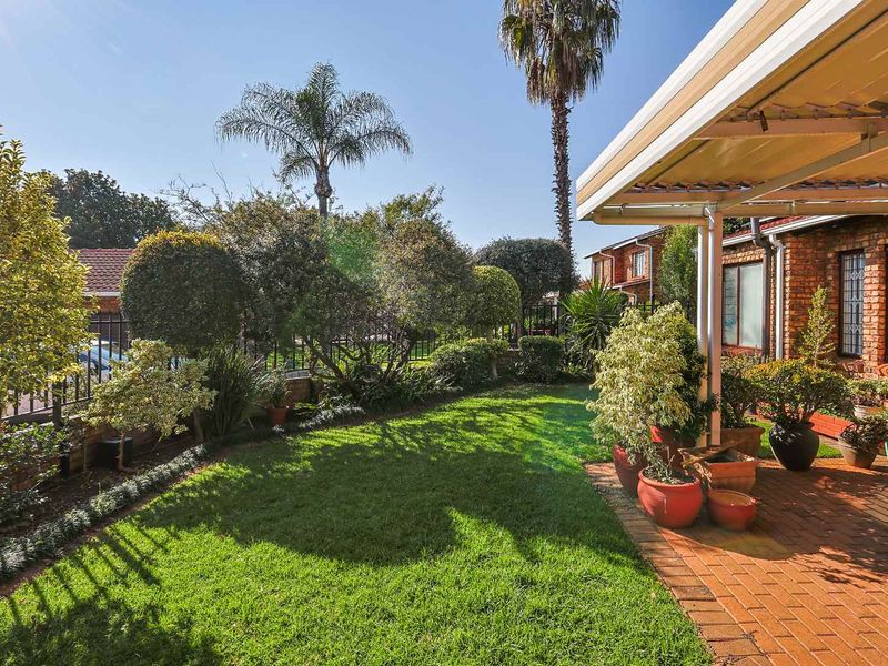 Stylish & Secure Living in the Heart of Faerie Glen - Photo 4