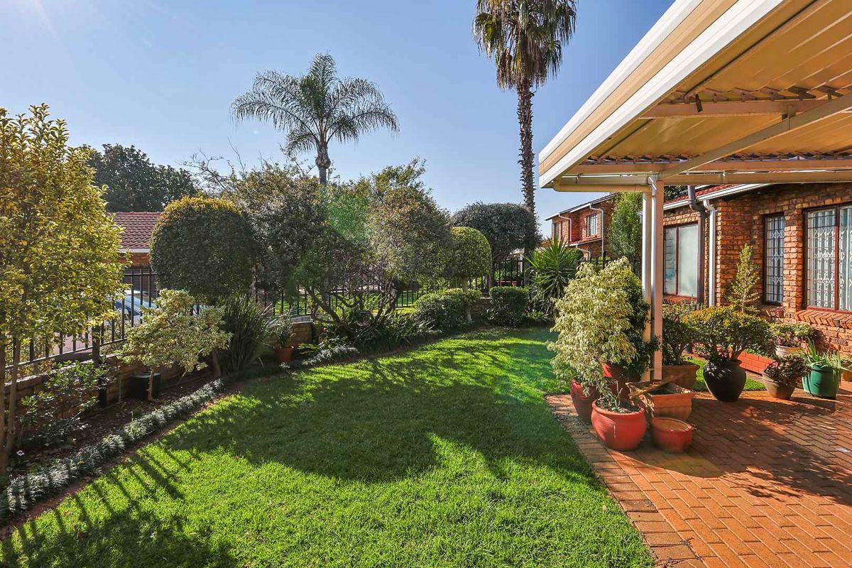 Stylish & Secure Living in the Heart of Faerie Glen - Photo 4