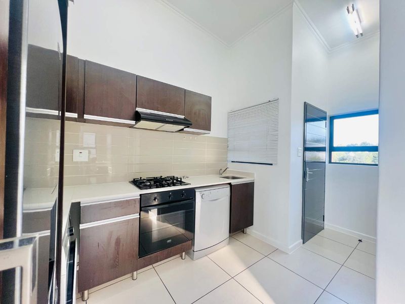 Modern Double-Volume 1-Bedroom Apartment with Stunning Views in Dainfern - Photo 3