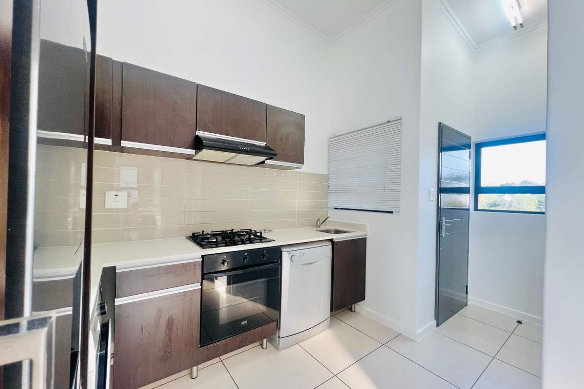 Modern Double-Volume 1-Bedroom Apartment with Stunning Views in Dainfern - Photo 3