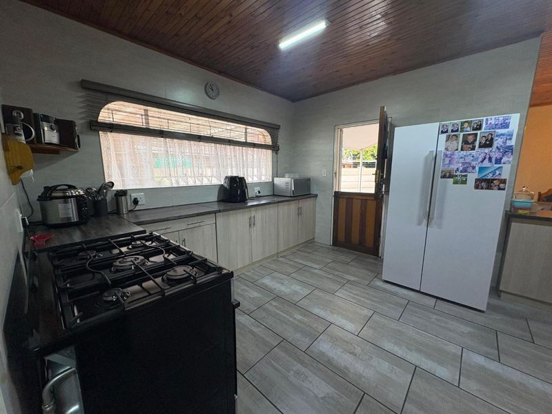 Immaculate Family Home with Exceptional Features & A Family's Dream Backyard - Photo 6