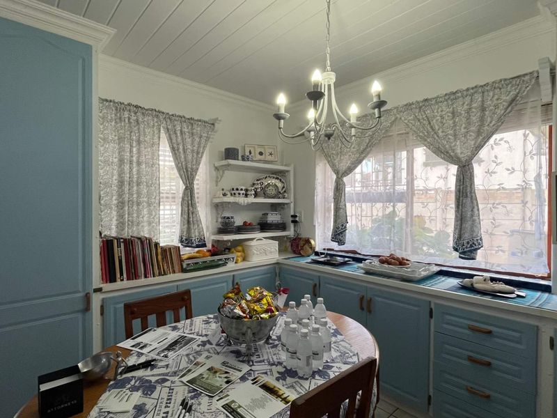 Stunning Views & Ample Space in This Warm Family Residence - Photo 7