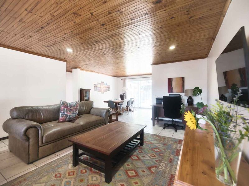 Comfortable family home in Westcliff - Photo 4