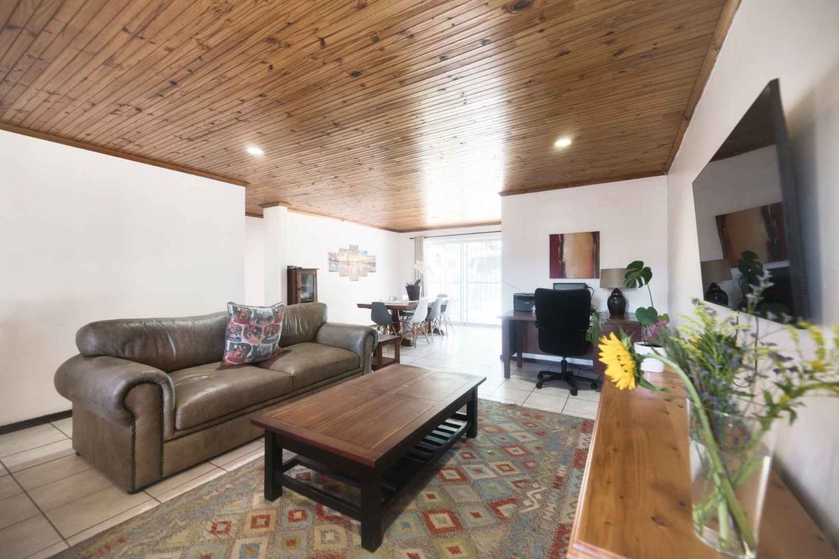 Comfortable family home in Westcliff - Photo 4