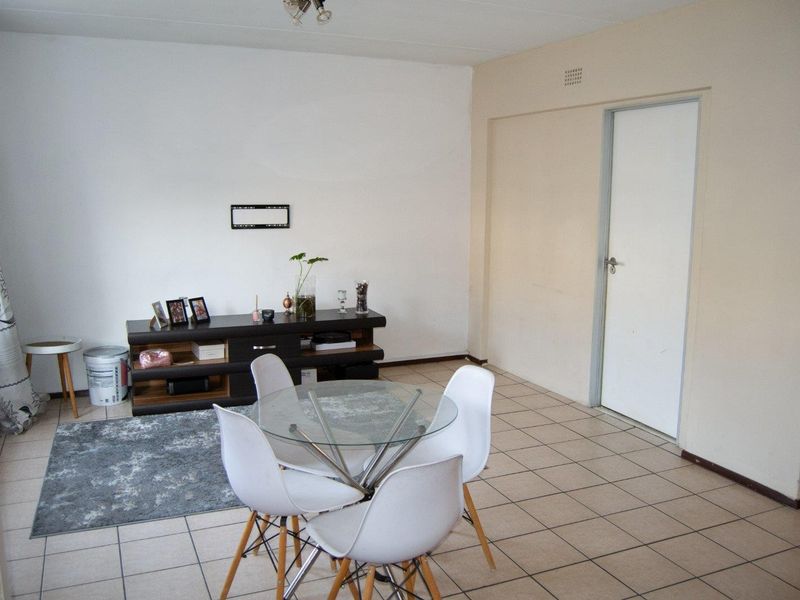 2 Bedroom Apartment / Flat for Sale in Ferndale in Acorn Ridge Complex with 24/7 security - Photo 5