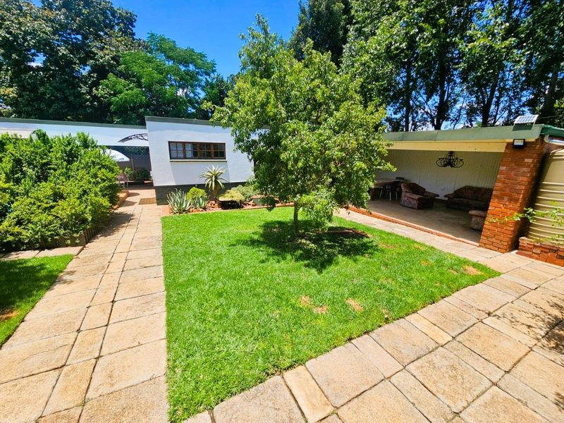 Spacious Garden Cottage with Exceptional Living Space (Please note: this unit is strictly for one person only.) - Photo 4