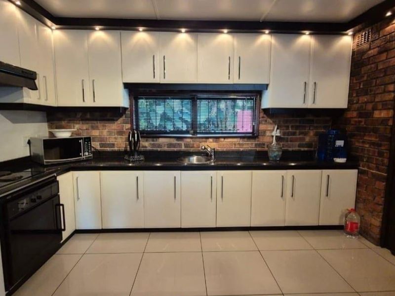 4 Bedroom House for Sale in Moorton Chatsworth. - Photo 9