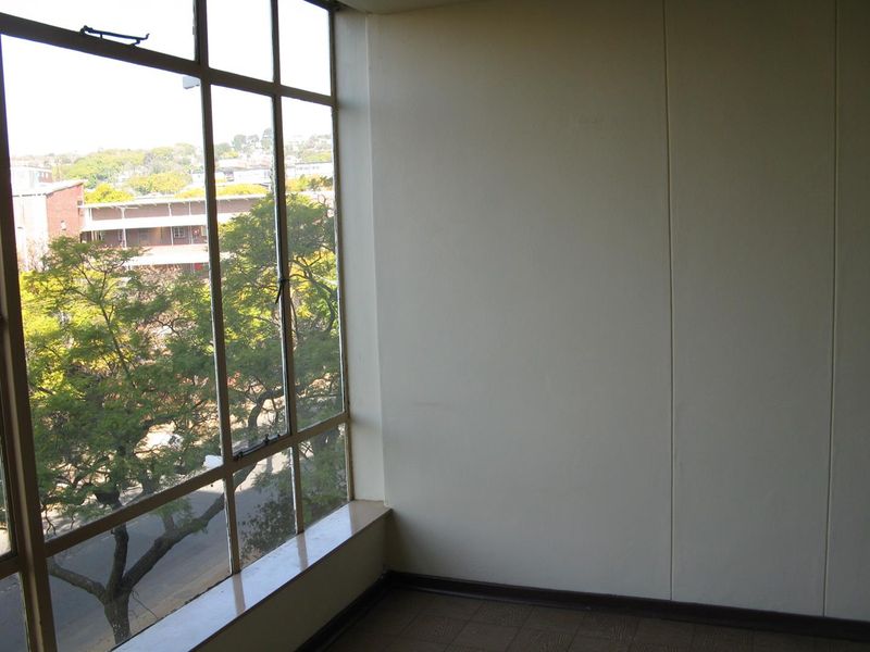 BACHELOR FLAT TO RENT IN SUNNYSIDE - Photo 9