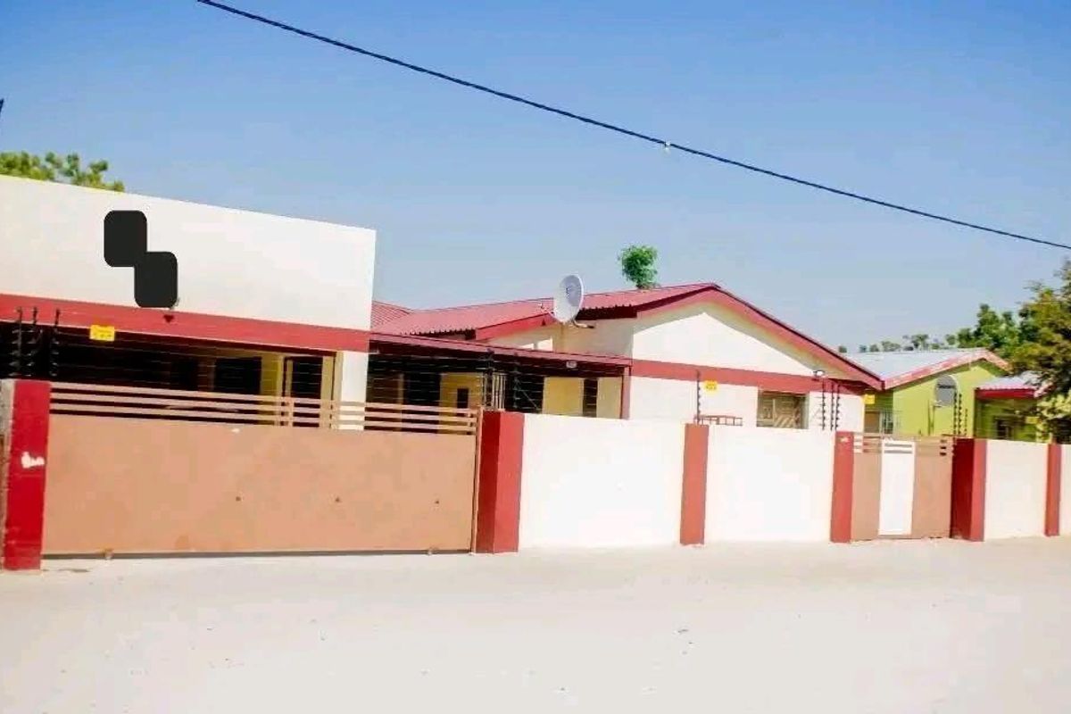 FOR SALE: Spacious 5-Bedroom Home in Shinime, Ondangwa Extension 2 — Now Selling Far Below Valuation!N$1 200 000.00 cost exclusive Call Penda on 081 2979971 - Photo 2