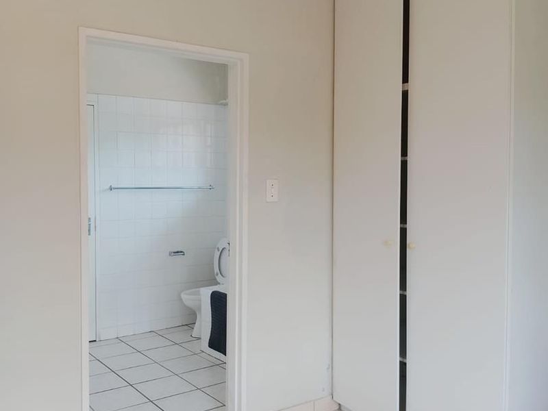 Large Furnished Bedroom with En-suite Bathroom (HOUSE SHARE) - Photo 5