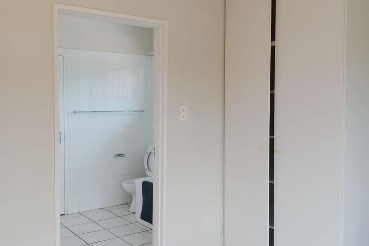 Large Furnished Bedroom with En-suite Bathroom (HOUSE SHARE) - Photo 5