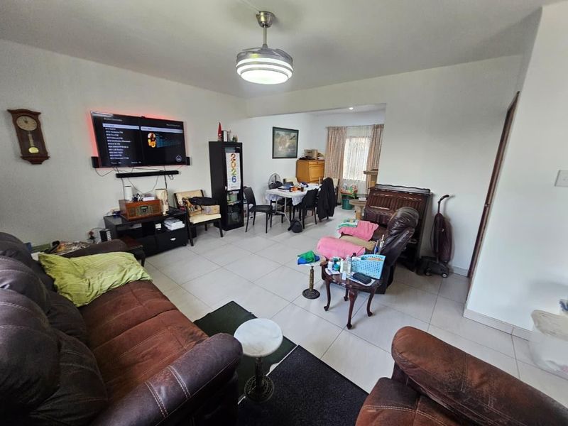Bright and spacious 3-bedroom unit available in a very popular area on the Bluff! - Photo 2