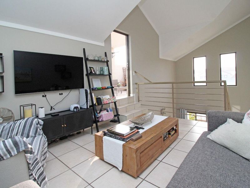 Modern 2-Bedroom Apartment in Secure Douglasdale Complex - Photo 9